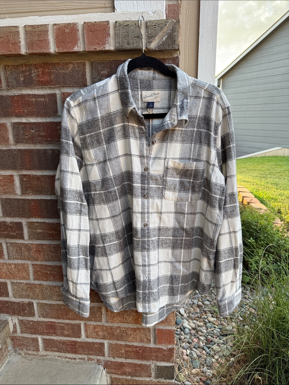 Universal Thread Ladies M Gray and White Plaid Button-Up Shirt